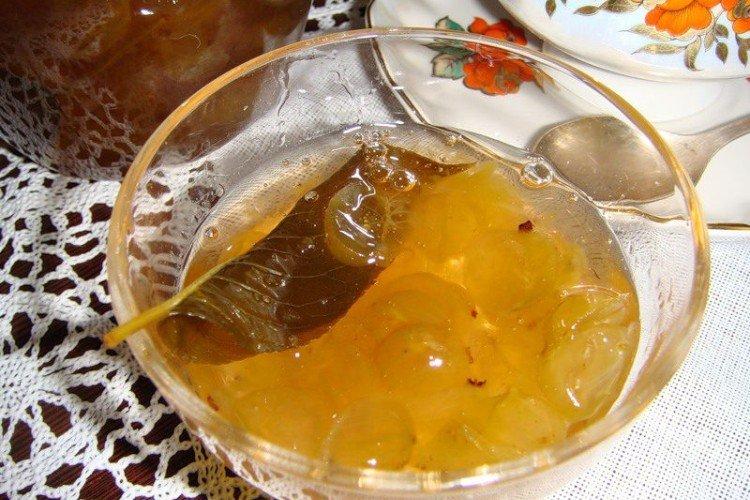 Confiture de groseilles aux feuilles de cerisier