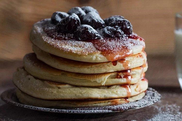 Crêpes luxuriantes avec du lait et de la levure sèche