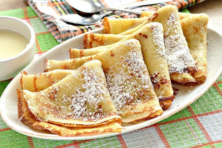 Crêpes délicates au lait avec soda et vinaigre