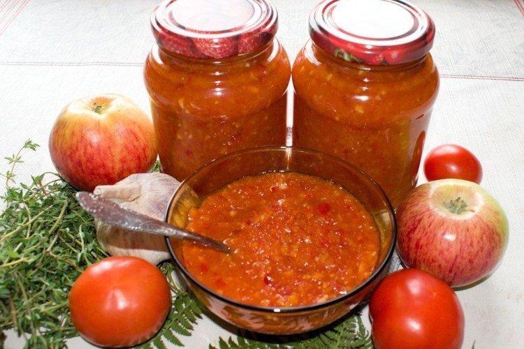 Adjika épicé aux tomates et oignons