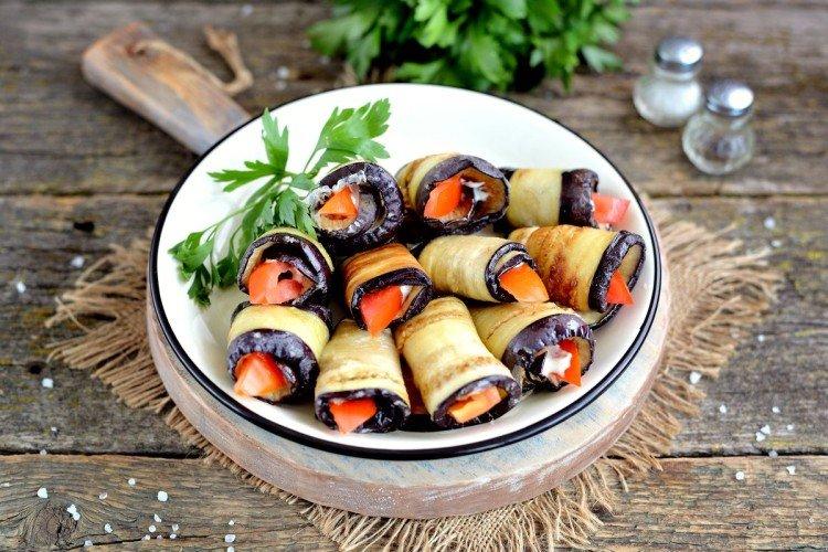 Rouleaux d'aubergines aux tomates et à l'ail