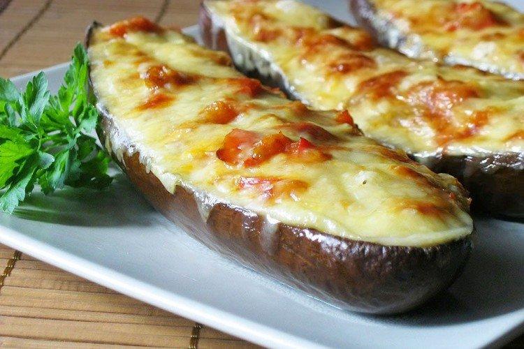 Aubergine aux tomates, ail et viande hachée