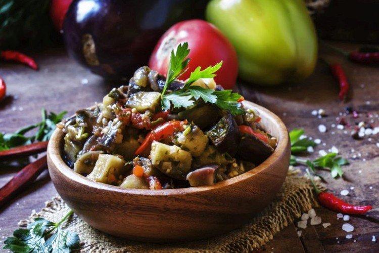 Aubergines aux tomates, ail et champignons