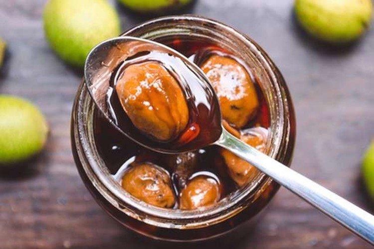 Confiture de noix vertes au sucre