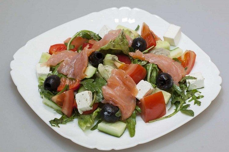Salade grecque au saumon