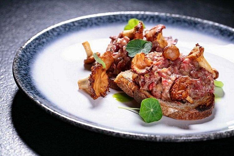 Tartare de boeuf aux girolles poêlées
