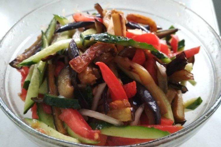 Salade d'aubergines, tomates et concombre