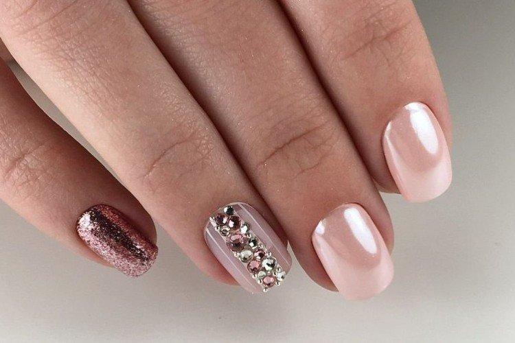 Manucure avec strass