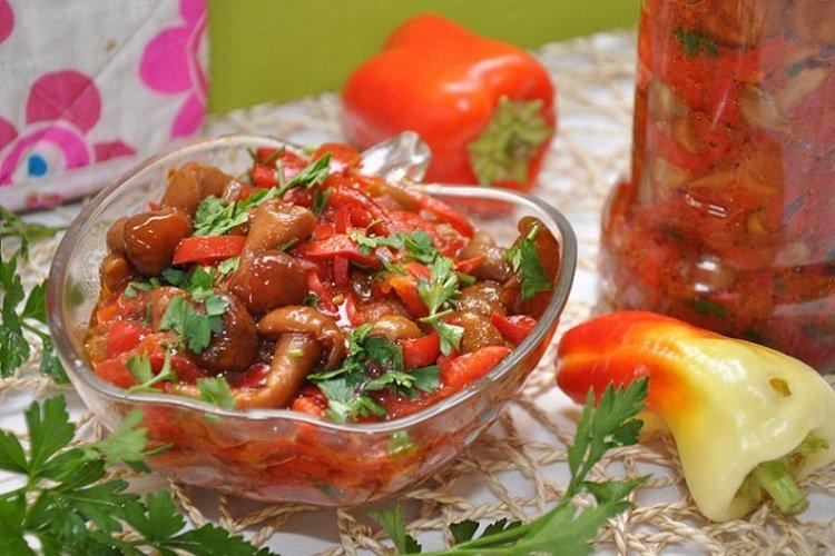 Champignons de poivrons marinés dans du ketchup chaud