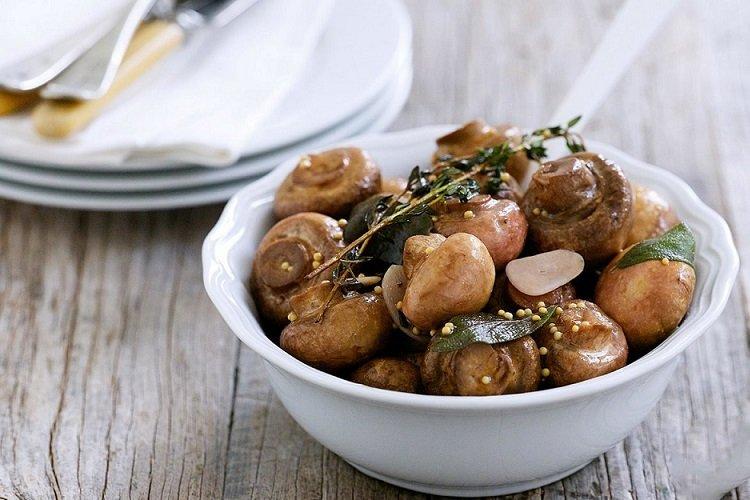 Champignons marinés au vin