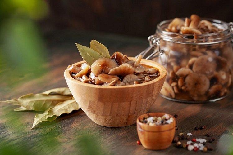 Champignons marinés à la moutarde et au poivron rouge