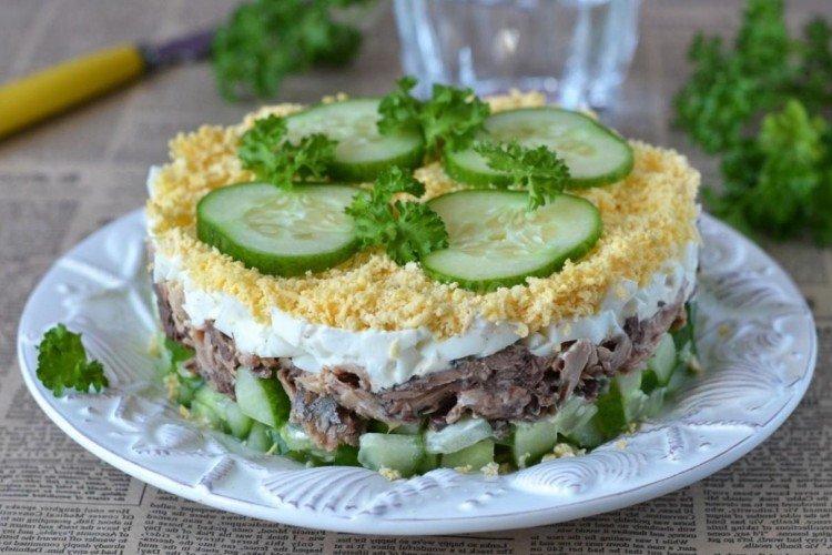 Salade aux oeufs, concombres et thon