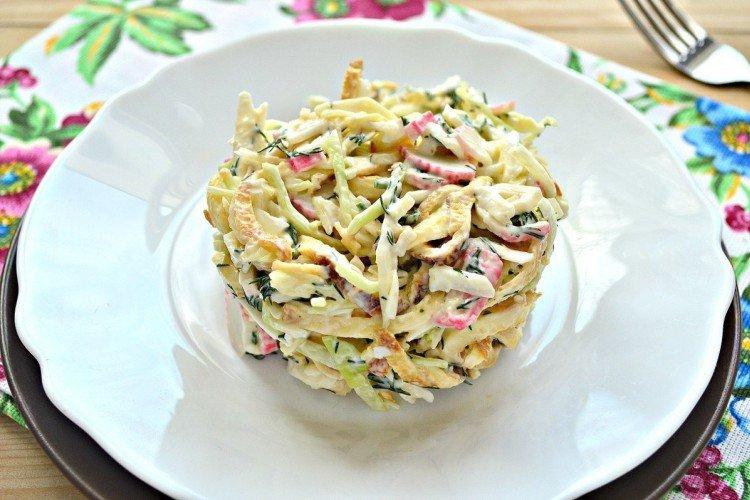 Salade avec omelette, concombre, bâtonnets de crabe et maïs