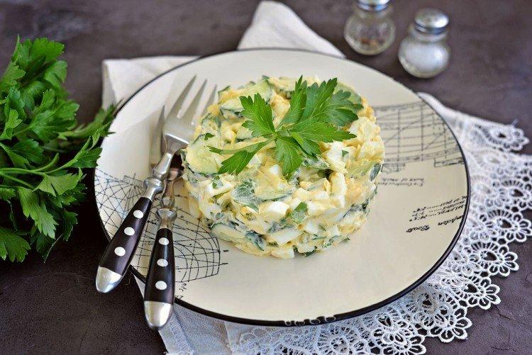 Salade aux oeufs, concombres et fromage