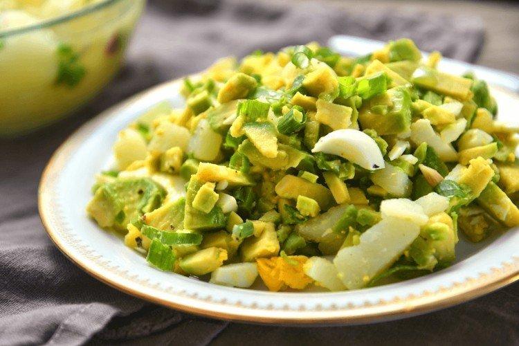 Salade d'oeufs, concombre et avocat