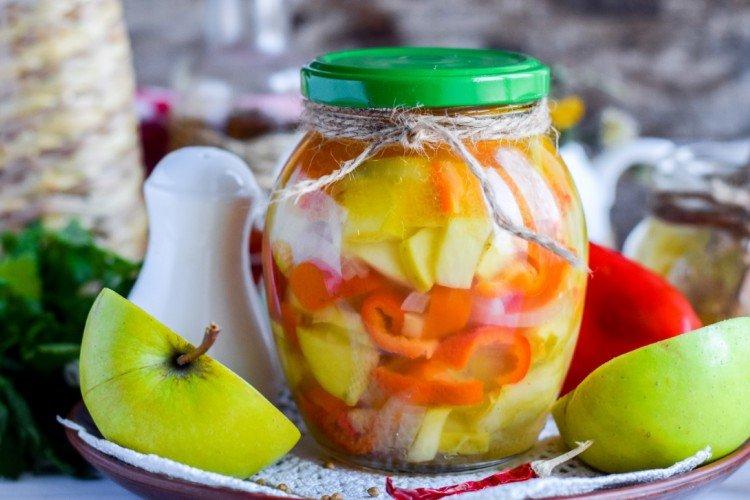 Poivre bulgare aux pommes pour l'hiver