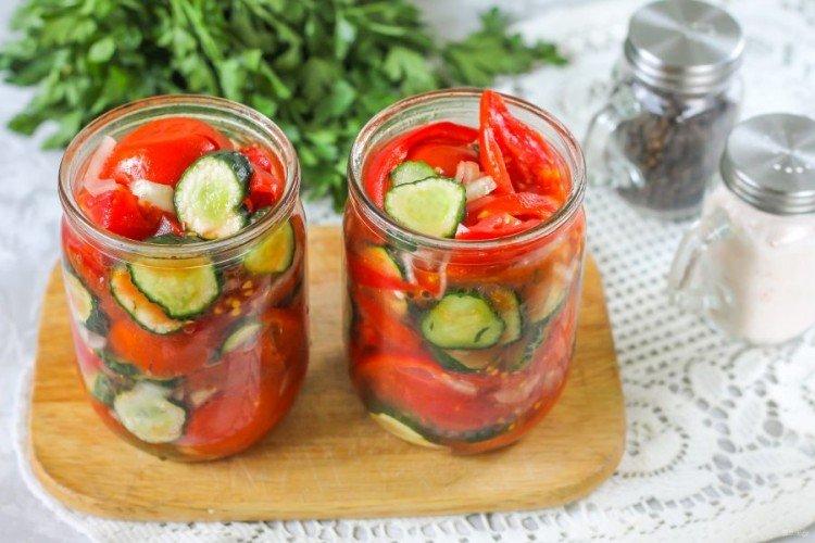 Poivron aux concombres pour l'hiver