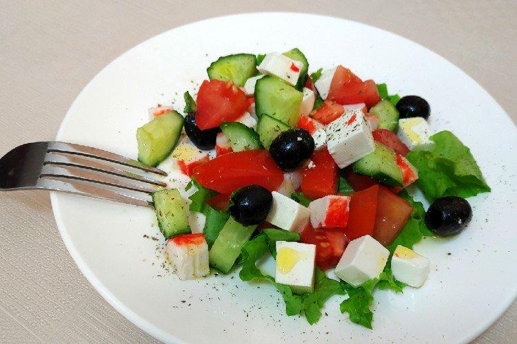 Salade de fetaxa aux bâtonnets de crabe
