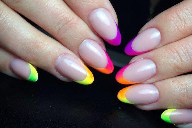 Manucure française au néon