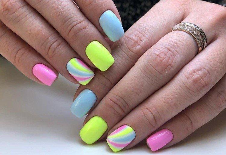 Manucure néon multicolore