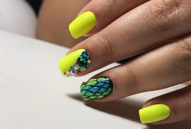 Manucure néon avec strass