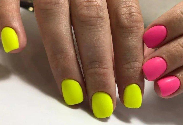 Manucure néon pour ongles courts
