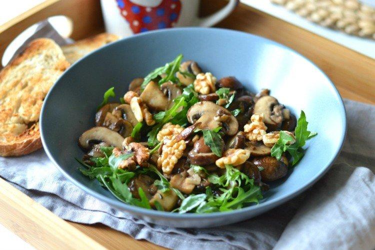 Salade aux noix et champignons