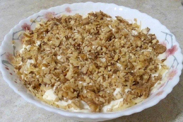 Salade d'oeufs, fromage et noix