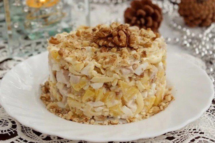Salade de poulet fumé, noix et ananas