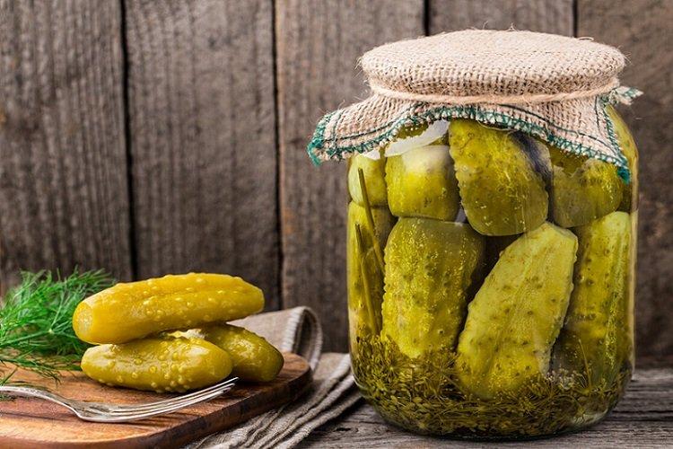 Concombres marinés à l'acide citrique