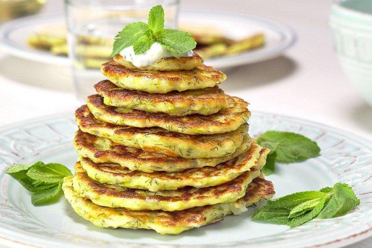 Crêpes de courgettes à la sauce soja et aux herbes