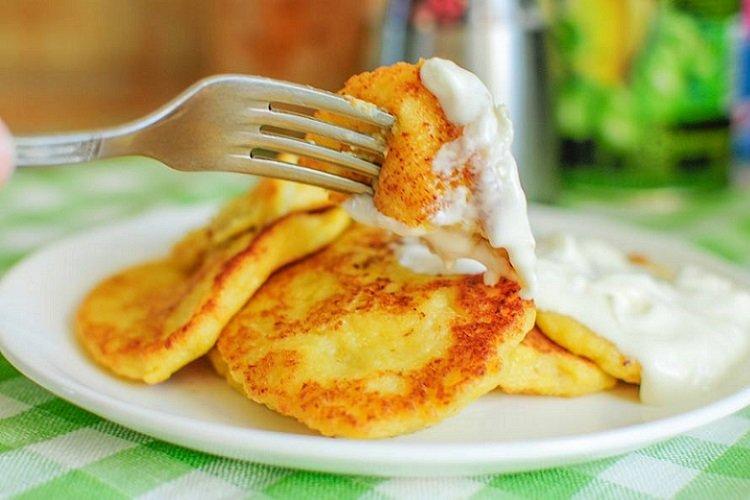 Crêpes de courge délicates avec des flocons de noix de coco