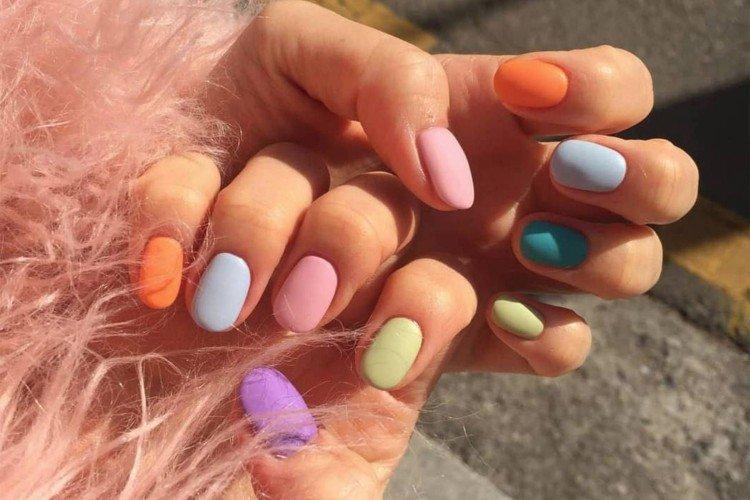 Manucure multicolore pastel