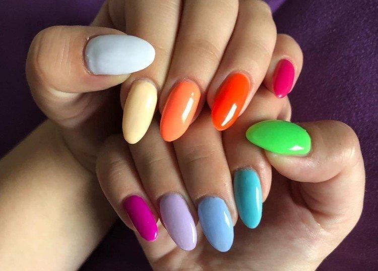 Manucure multicolore contrastée