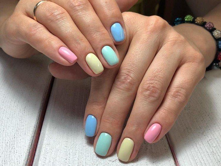 Manucure multicolore pastel