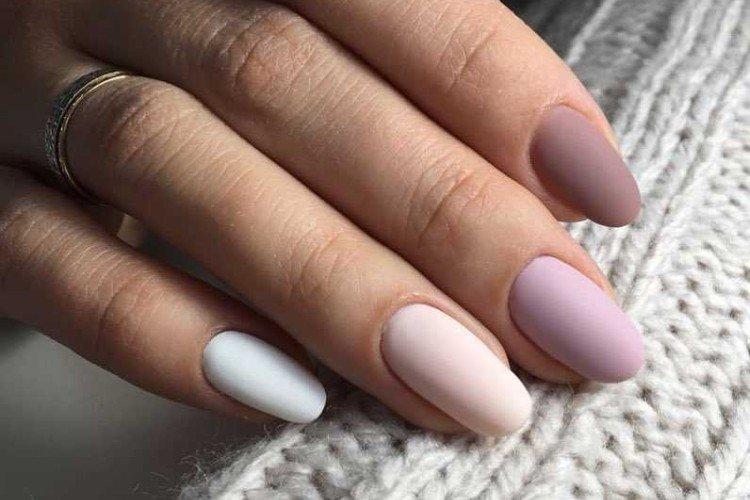 Manucure multicolore nue