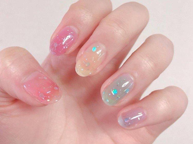 Manucure multicolore translucide