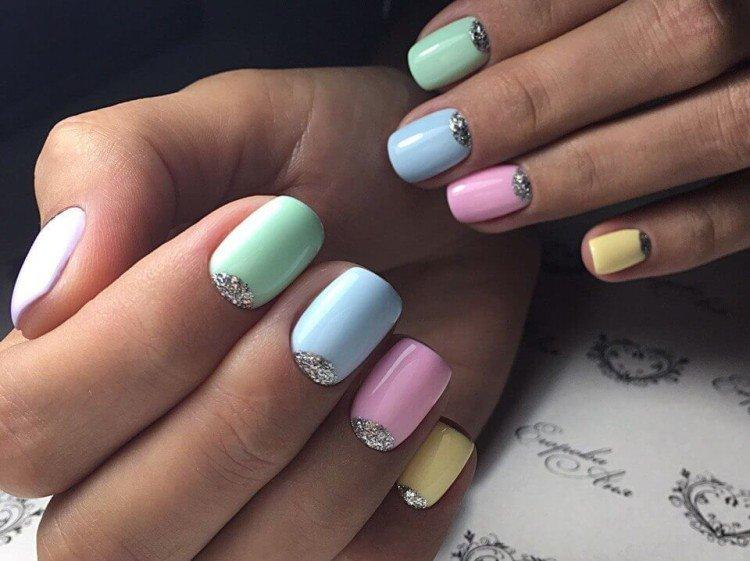 Manucure multicolore lunaire