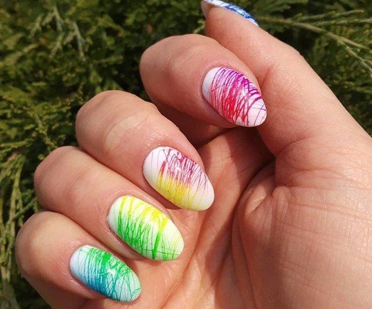 Manucure multicolore avec une toile d'araignée