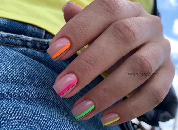 Manucure multicolore avec nude