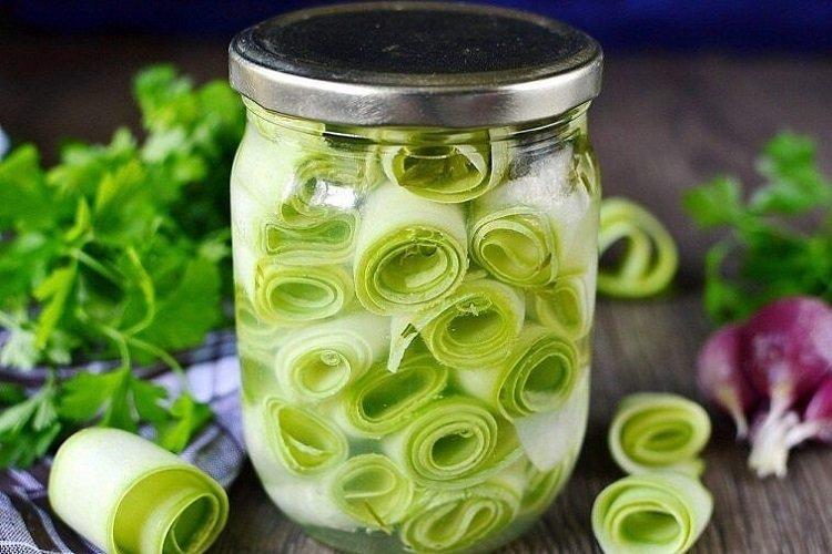 Rouleaux de courgettes marinées