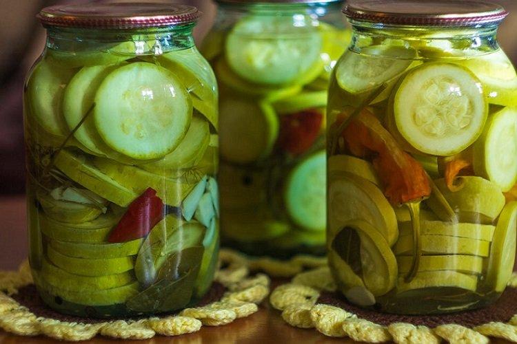 Courgettes marinées au piment fort