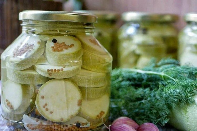 Courgettes marinées à la moutarde et à l'ail