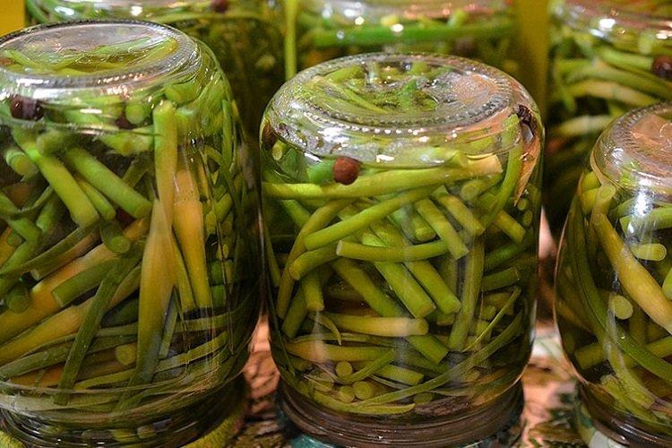 Flèches d'ail marinées au vinaigre