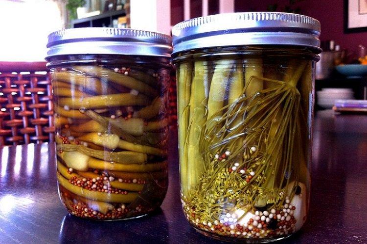 Flèches d'ail marinées aux graines de moutarde et jus de citron