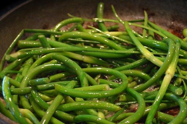 Flèches d'ail marinées au poivron rouge