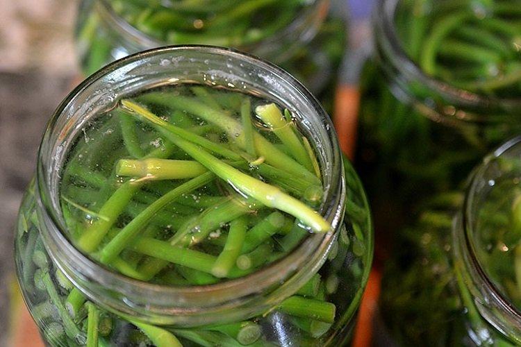 Flèches à l'ail marinées à la cannelle