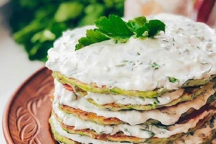 Gâteau de courgettes à la mayonnaise et à l'ail