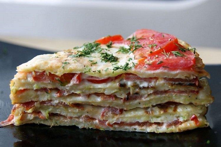 Gâteau aux courgettes avec du fromage cottage et des tomates