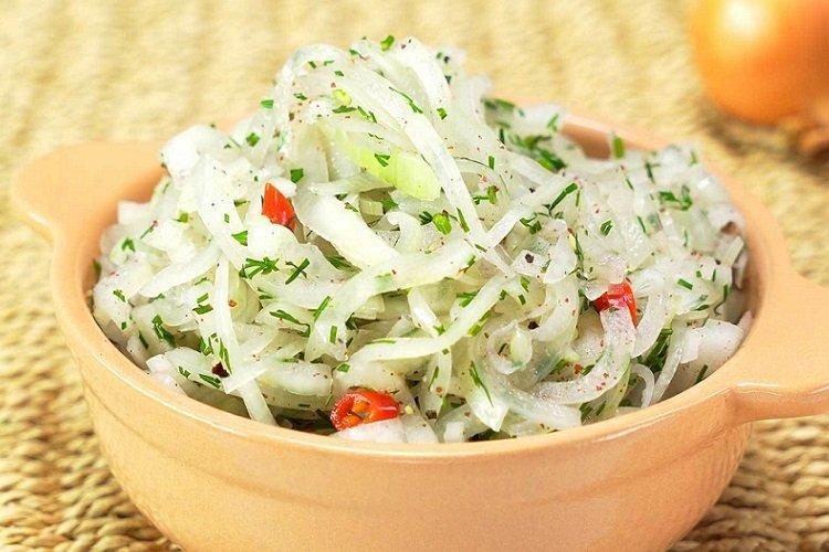 Oignons marinés aux herbes et piments forts